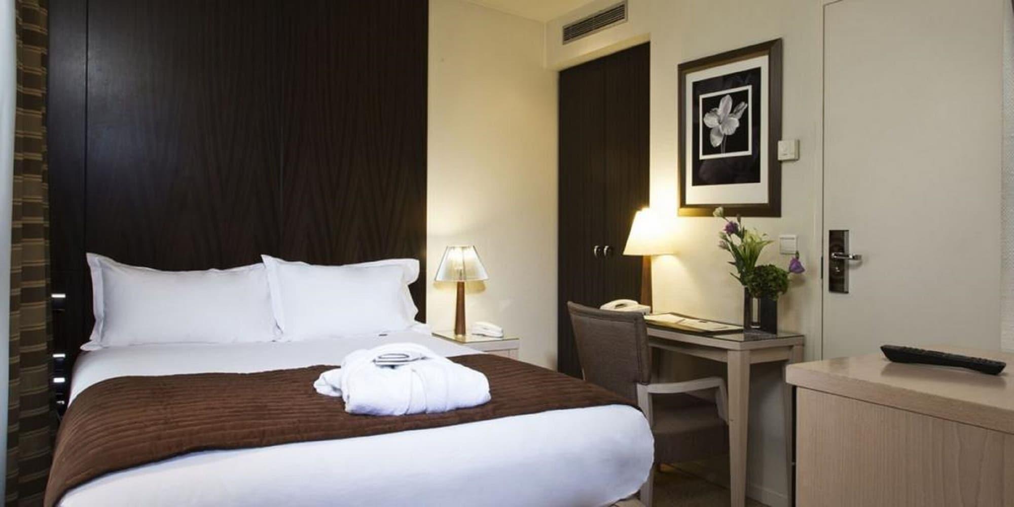 Hotel Le Pera Paris Bagian luar foto